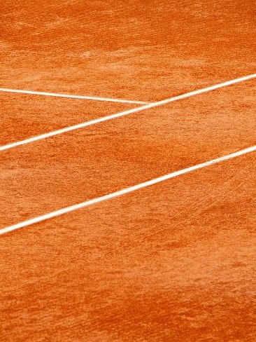 Teniski teren od šljake s bijelim linijama